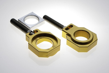 ACCEL NAPINACZ TYLNEJ OŚKI ZE ŚRUBĄ KTM SX/SXF 125-450 '13-19, HUSQVARNA TC 125/250 / FC 250/350/450 '15-18 (ŚR. 25MM) KOLOR ZŁOTY (KPL. 2SZT)