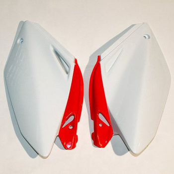 UFO BOCZKI TYLNE HONDA CRF 250R '04-'05 KOLOR OEM (BIAŁY/CZERWONY)